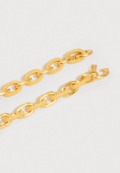 Două lanțuri de aur împletite, cu zale ovale alternante netede și texturate, pe un fundal alb.