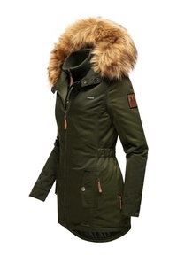 Olijfgroen parka jasje met nepbont capuchon, rits en knoopsluitingen, elastische taille, meerdere zakken en een bruine merkschild op de mouw.