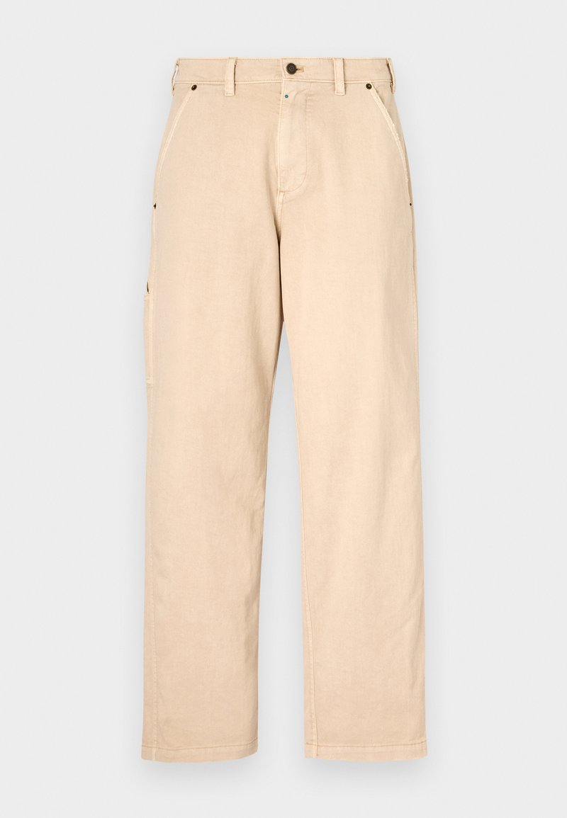 Beige Baumwollhose mit geradem Bein, ausgestattet mit Seitentaschen, Gürtelschlaufen und vorderem Knopfverschluss. Glatte Textur, minimalistisches Design.