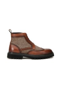 Hnědé kožené kotníkové boty s panely z tkaniny v herringbone vzoru, kulatá špička, černá gumová podrážka a šněrovací design. Obsahují perforované detaily.