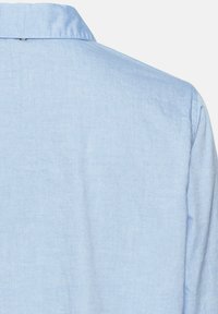 Lichtblauw katoenen shirt met een kraag, voorzien van een textuurstof en een rugpand, dat de nadruk legt op een schoon en eenvoudig ontwerp.