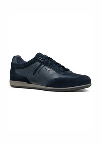 Sneakers blu navy con un mix di pelle e camoscio, dettagli perforati, design con lacci e suola in gomma grigia a contrasto.