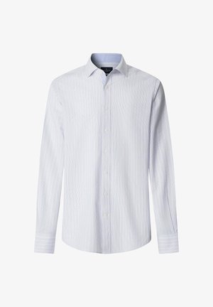 Svijetloplava košulja dugih rukava s bijelim tankim vertikalnim prugama i klasičnim ovratnikom.
