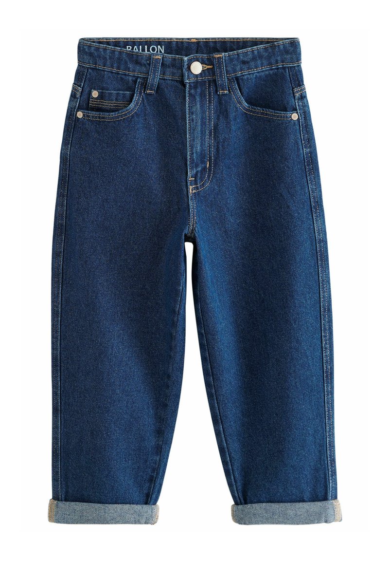 Jean en denim bleu foncé avec revers roulés, bouton avant, fermeture éclair, passants pour ceinture et cinq poches.