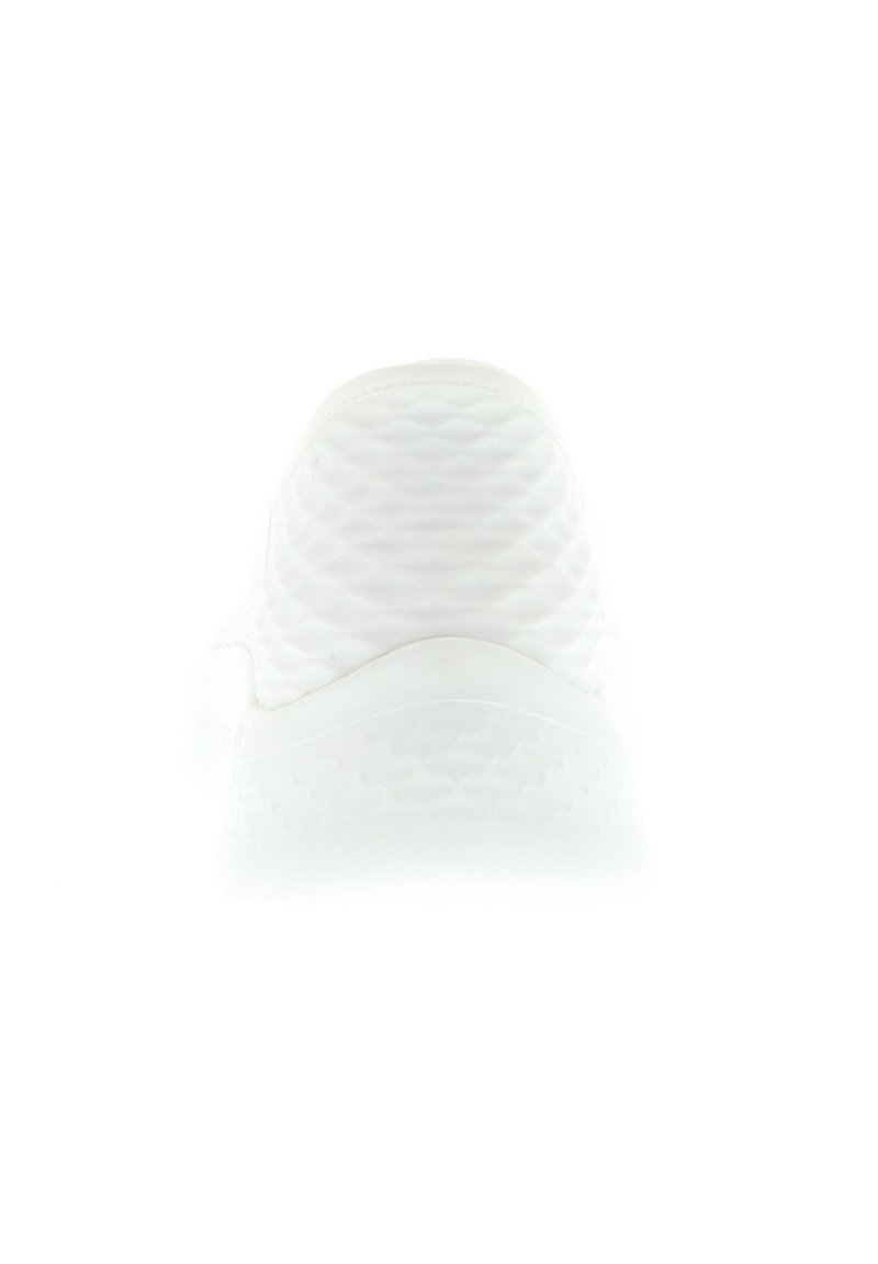 Zapatilla blanca con un upper texturizado de patrón diamante, punta redondeada y suela de goma suave, ligeramente elevada.