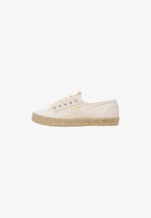 Zapatilla de lona en un tono beige claro con suela de yute tejido. Presenta un diseño con cordones, una marca sutil y una textura suave.