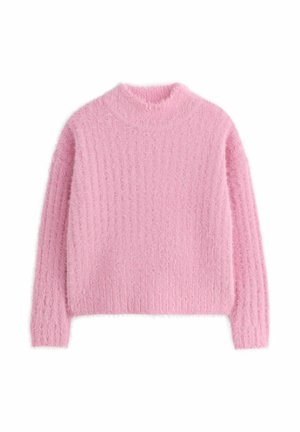 Weicher, flauschiger, rosa Kabelstrickpullover mit langen Ärmeln und Stehkragen, flach auf einem weißen Hintergrund präsentiert.
