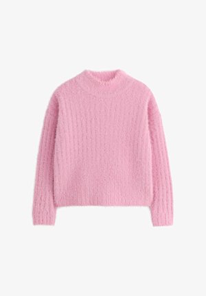 Zachte, donzige roze kabelgebreide trui met lange mouwen en een opstaande kraag, plat weergegeven op een witte achtergrond.
