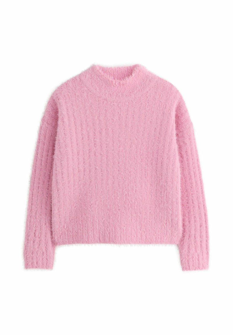 Pull en tricot torsadé rose doux et pelucheux avec de longues manches et un col montant, présenté à plat sur un fond blanc.