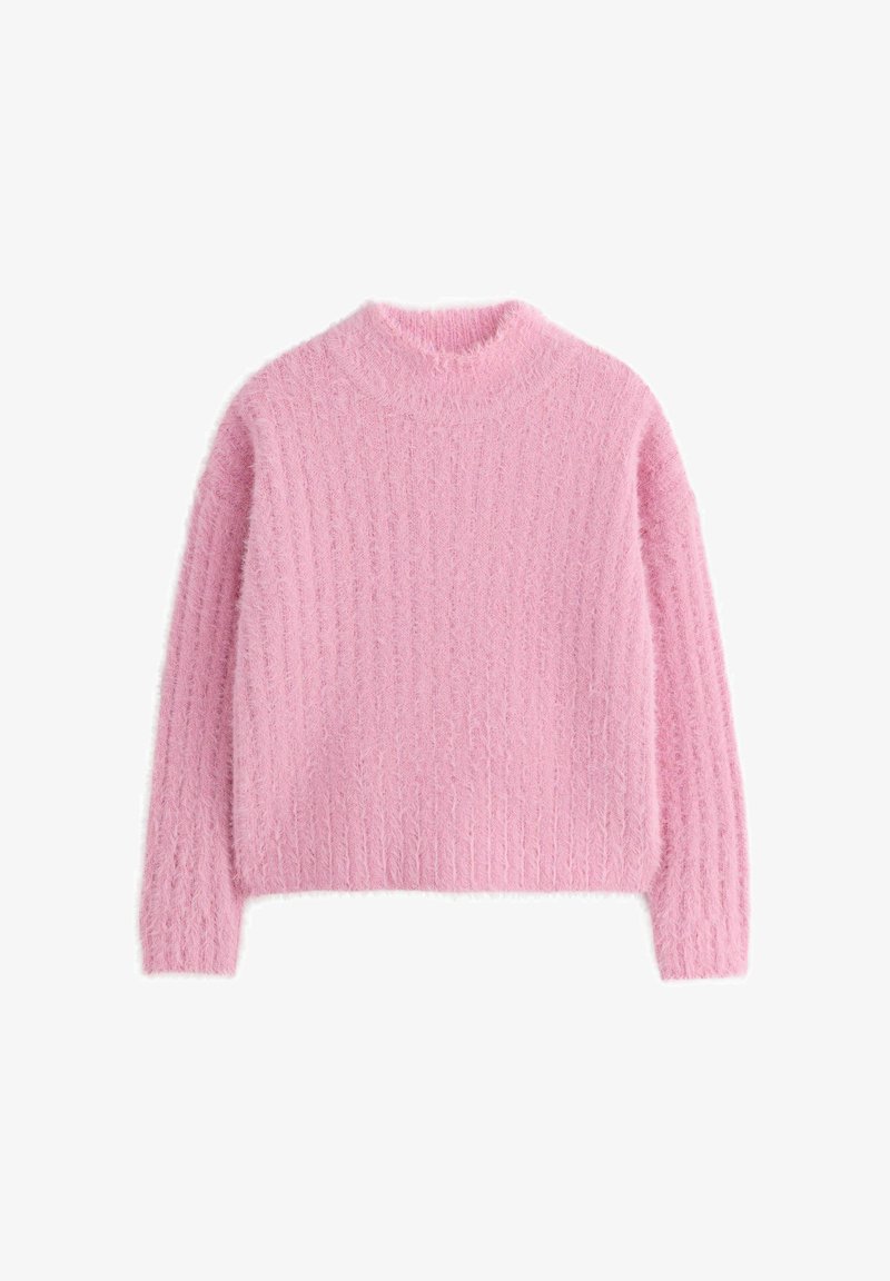 Maglione rosa in maglia a treccia, morbido e peloso, con maniche lunghe e collo alto, esposto piatto su uno sfondo bianco.