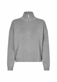Grijze gebreide pullover met een hoge kraag en een rits tot de helft. Heeft ribbelmanchetten en een ribbelzoom. Het materiaal lijkt zacht en gestructureerd.