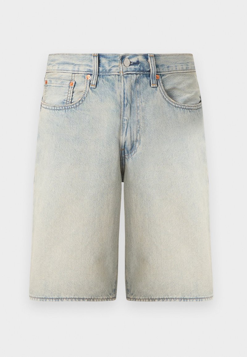 Hellblaue Jeansshorts mit fünf Taschen, Knopfverschluss, Gürtelschlaufen und verblasster Waschoptik.
