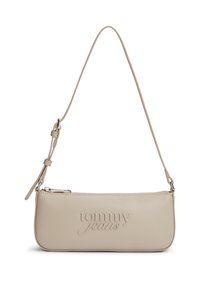 Μπεζ τσάντα ώμου Tommy Jeans με λεπτό ορθογώνιο σχήμα, ανάγλυφο λογότυπο, ρυθμιζόμενο λουρί και κλείσιμο με φερμουάρ στο πάνω μέρος.