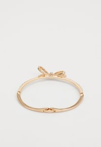 Bracciale dorato con accento a fiocco e piccola strass. Superficie metallica liscia con finitura lucida e chiusura a gancio.