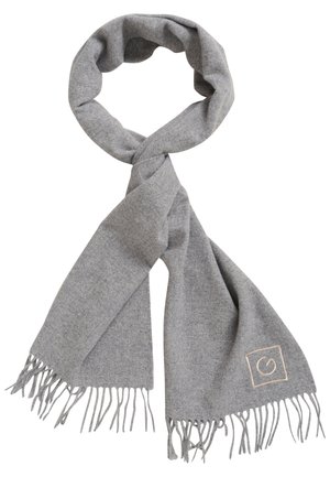 Jasnoszary miękki wełniany szalik z frędzlami na końcach oraz małym, naszytym kwadratowym logo z jednej strony, pokazany w zwoju i starannie ułożony.