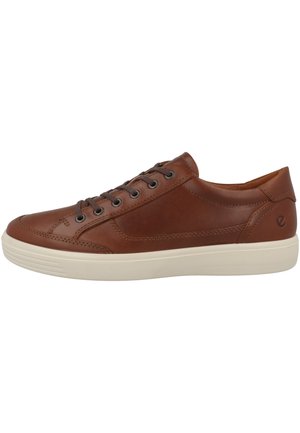 Brun lædersneaker med lav profil, rund tå og hvid gummisål. Har stikninger og metaløjer til snørebånd.