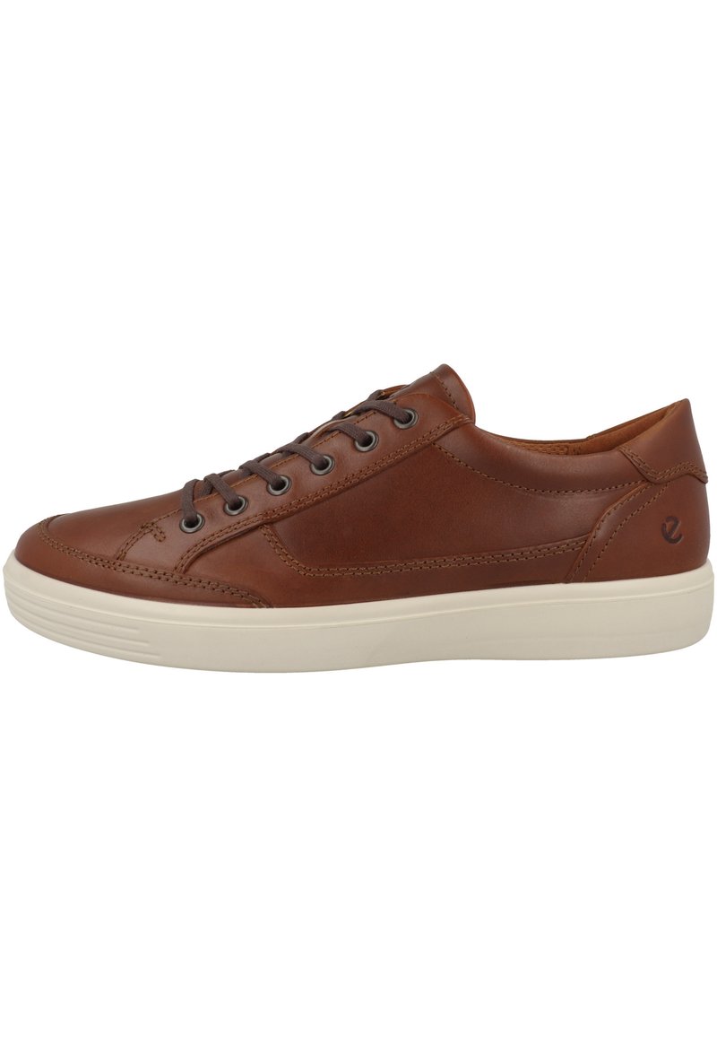 Brun lædersneaker med lav profil, rund tå og hvid gummisål. Har stikninger og metaløjer til snørebånd.