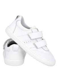 Zapatillas blancas con dos correas de Velcro, hechas de cuero y textil. Presentan detalles de costura y una suela de goma texturizada. Forma redondeada.