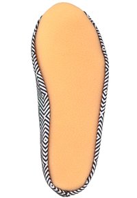 Zwart-witte gemarmerde slipperinlegzool met een gladde schuimbasis, omzoomd met een geometrische, stoffen rand. Heeft een zachte textuur en een ronde vorm.