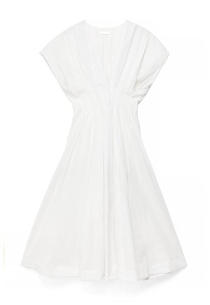 Hvid midi-kjole med V-udskæring, korte brede ærmer og indsnævret talje, lavet af letvægtsstof.