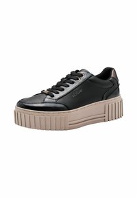 Adidași din piele neagră cu talpă groasă bej, având vârf rotunjit, design cu șireturi și accente metalice pe călcâi.