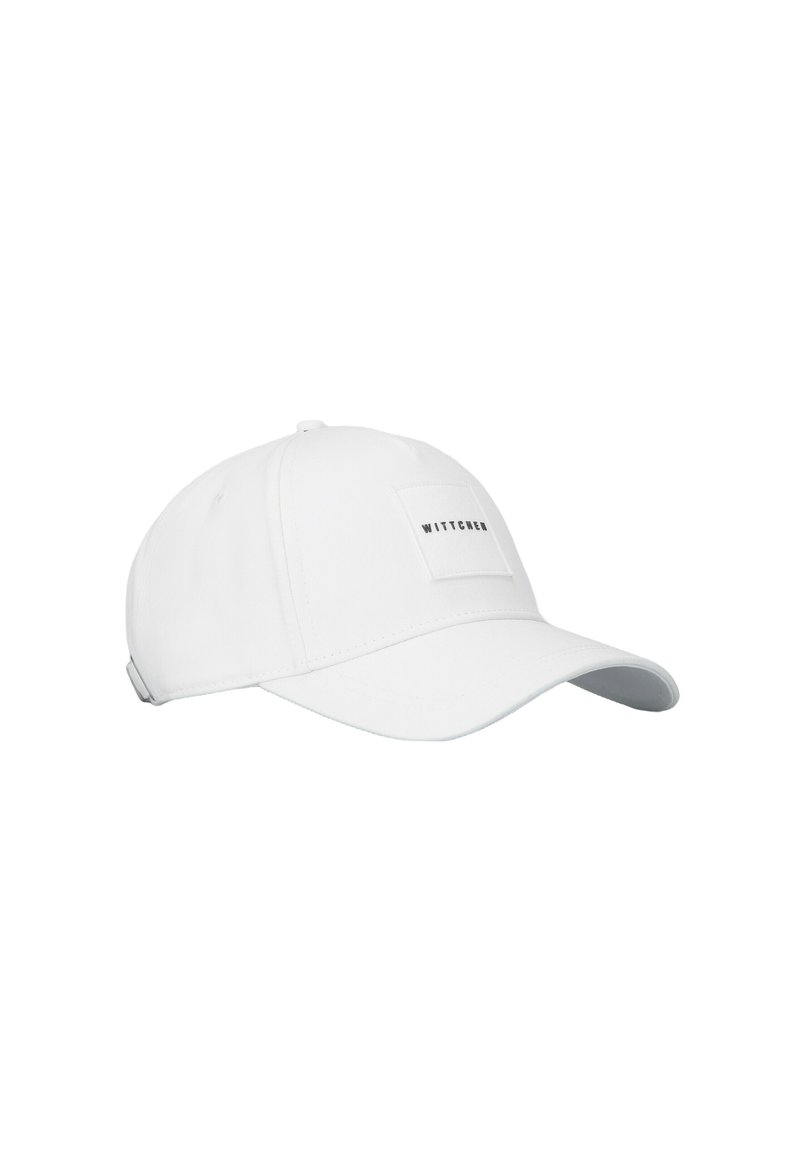 Cappello da baseball bianco con visiera piatta, dotato di una patch rettangolare con la scritta "WITTCHEN." Realizzato in tessuto con una texture liscia.