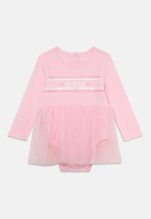 Langermet rosa body med tylskjørt, med reflekterende striper og "GUESS" skrifttype på brystet. Trykknapper bak.