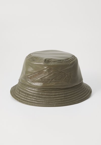 Chapeau seau olive en matériau brillant, avec un logo cousu et un bord texturé, un dessus lisse et un design effilé.