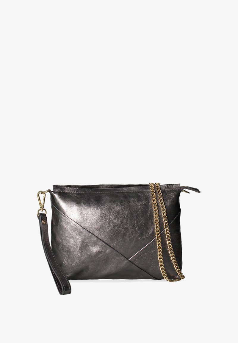 Borsa a mano in pelle nera con finitura testurizzata, dotata di un design con cucitura diagonale e tracolla in catena dorata rimovibile. Chiusura con zip nella parte superiore.