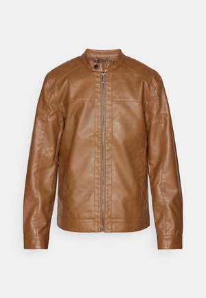 Brązowa skórzana kurtka z kołnierzem stojącym, zamek błyskawiczny z przodu, gładka faktura i minimalistyczny design. Brak widocznych elementów metalowych i wzorów.