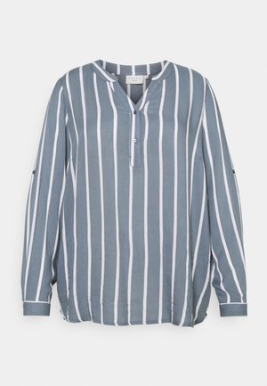 Blusa a maniche lunghe blu e bianca a righe, con scollatura a V, patta di bottoni e vestibilità rilassata, realizzata in tessuto leggero con una texture liscia.