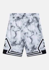 Pantalones cortos con patrón de mármol blanco y gris, textura perforada, gran logotipo negro en el lado y acentos negros a lo largo del dobladillo.