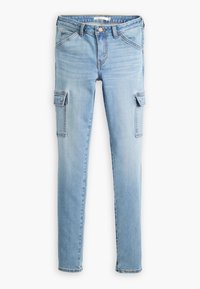 Pantalones cargo skinny de denim azul claro con bolsillos laterales, cierre de cremallera y un diseño ajustado. Textura suave con un ligero desvanecimiento en la parte delantera.