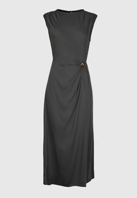 Robe noire sans manches en tissu doux avec un design drapé, présentant un détail torsadé et un accent doré à la taille.