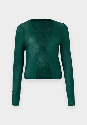 Cardigan tricoté vert avec des manches longues, un col en V et une fermeture à nouer à l'avant, présentant une texture côtelée et un design court.
