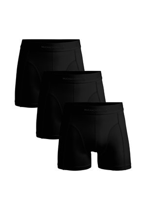 Tri páry čiernych boxeriek z hladkej, elastickej tkaniny. Majú mäkký pás s logom "MUCHACHO MALO" a bez viditeľných švov.