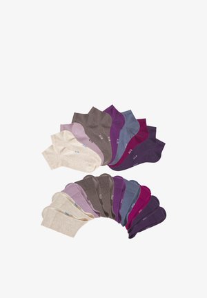 Verschiedene Socken in verschiedenen Beige-, Lila- und Rosatönen. Jeder Socken hat eine gerippte Textur und ein seitlich aufgedrucktes Logo.