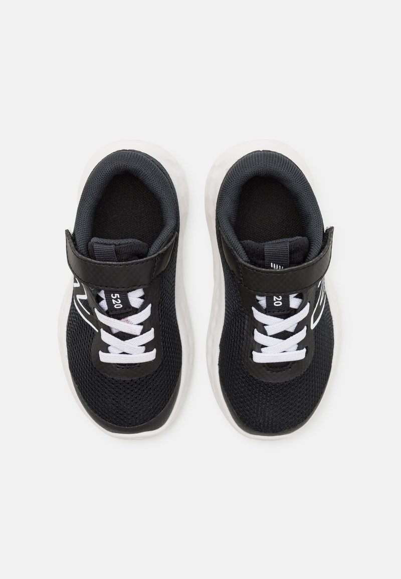 Sneaker in mesh nera con accenti bianchi, dotate di una chiusura a strappo, punta rotonda e lacci bianchi. Tessuto testurizzato sulla parte superiore.