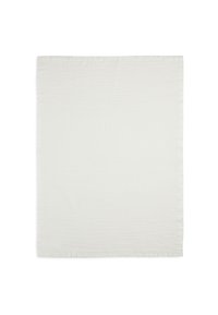 Witte gequiltde deken met een zachte textuur, vierkante vorm en golfvormige randafwerking. Het oppervlak toont een subtiel roosterpatroon.