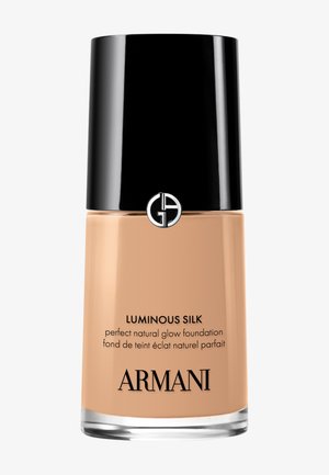 Bottiglia di fondotinta Armani Luminous Silk con tappo nero, liquido beige all'interno e logo del marchio sul davanti.