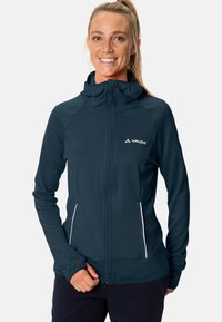 Giacca blu scuro con cappuccio, dotata di zip frontale, maniche lunghe e accenti bianchi. Realizzata in tessuto testurizzato e elasticizzato per il massimo comfort.