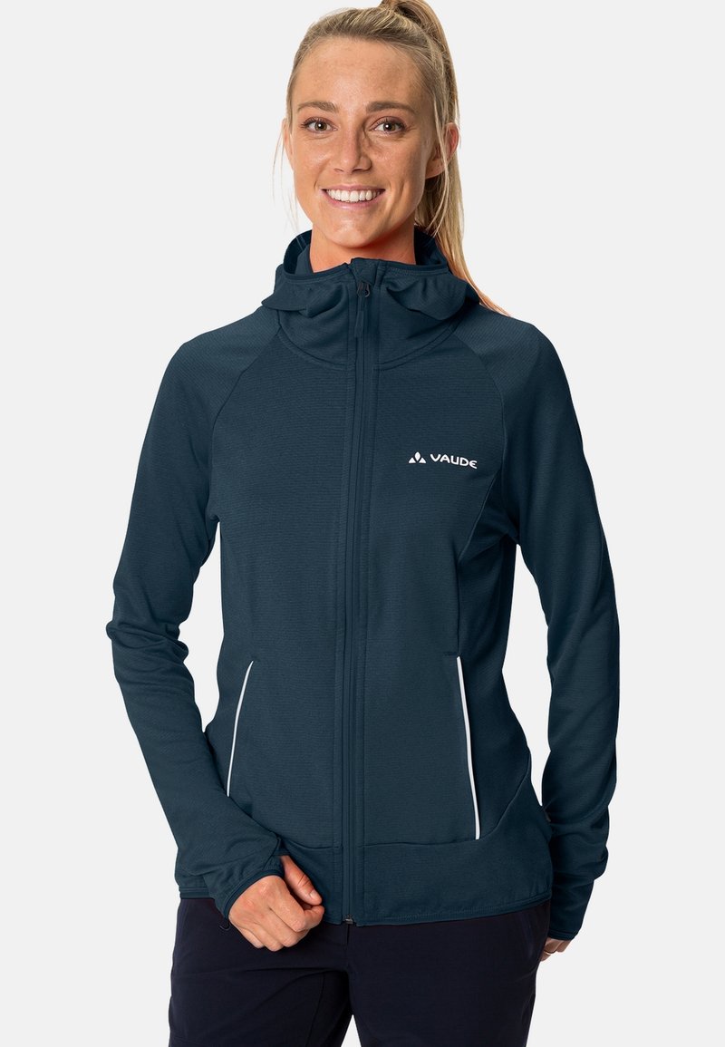 Giacca blu scuro con cappuccio, dotata di zip frontale, maniche lunghe e accenti bianchi. Realizzata in tessuto testurizzato e elasticizzato per il massimo comfort.