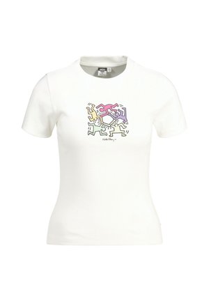 T-shirt bianco in cotone con maniche corte, caratterizzata da un design grafico multicolore di figure umane astratte in rosa, giallo, verde e viola.