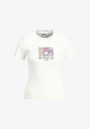 Witte katoenen T-shirt met korte mouwen, voorzien van een multicolore grafisch ontwerp van abstracte menselijke figuren in roze, geel, groen en paars.