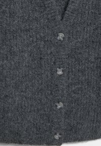 Cardigan gri închis tricotat, cu finisaj texturat, decolteu în V și cinci nasturi asortați în față pentru închidere.