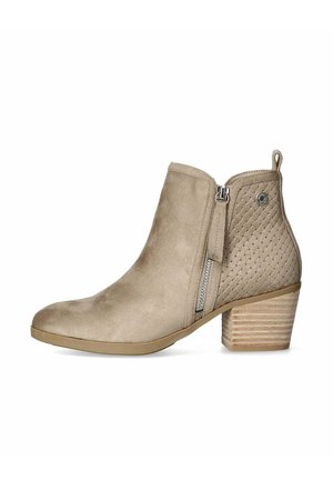 Stivale alla caviglia beige con una parte anteriore in suede liscio, texture intrecciata sui lati, chiusura con zip e tacco impilato caratterizzato da strisce orizzontali.