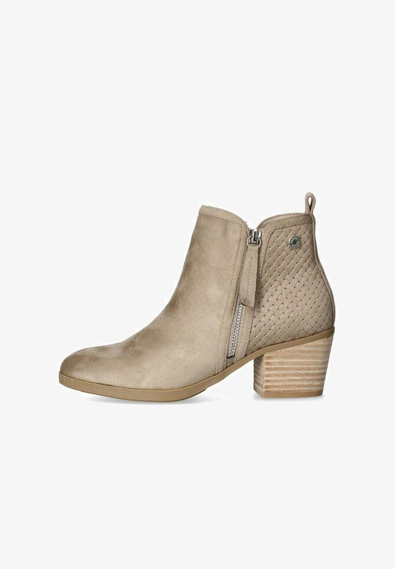 Botín beige hasta el tobillo con una parte delantera de ante suave, textura trenzada en el costado, cierre con cremallera y un tacón apilado que presenta rayas horizontales.