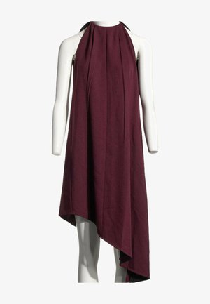 Robe bordeaux sans manches à col montant et ourlet asymétrique exposée sur un mannequin blanc.
