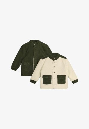 Twee jassen: een olijfgroene corduroy met een hoge kraag en twee zakken, de andere crèmekleurige fleece met groene corduroy accenten en zakken.