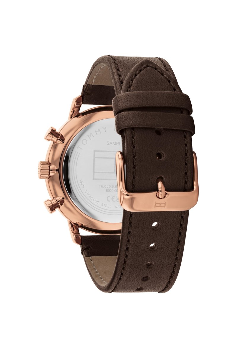 Montre à bracelet en cuir marron avec un boîtier en acier inoxydable rose doré, dotée d'un cadran rond, de trois boutons chronographes et d'une boucle polie.